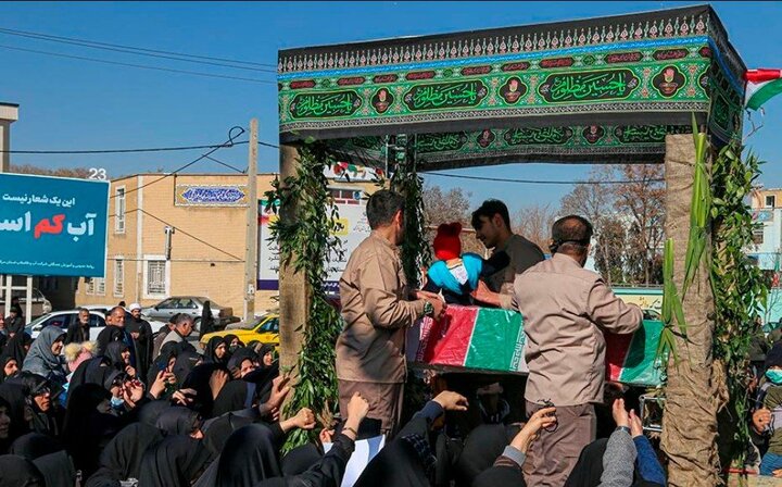 تشییع لاله‌های فاطمی بر دستان مردم اراک