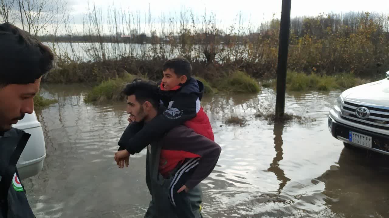 تصاویری از امداد رسانی هلال احمر به سیل زدگان خمامی