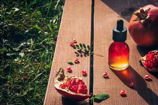 خواص روغن هسته انار برای پوست ؛ بهترین روغن ضد پیری بشناسید + طرز استفاده از روغن هسته انار