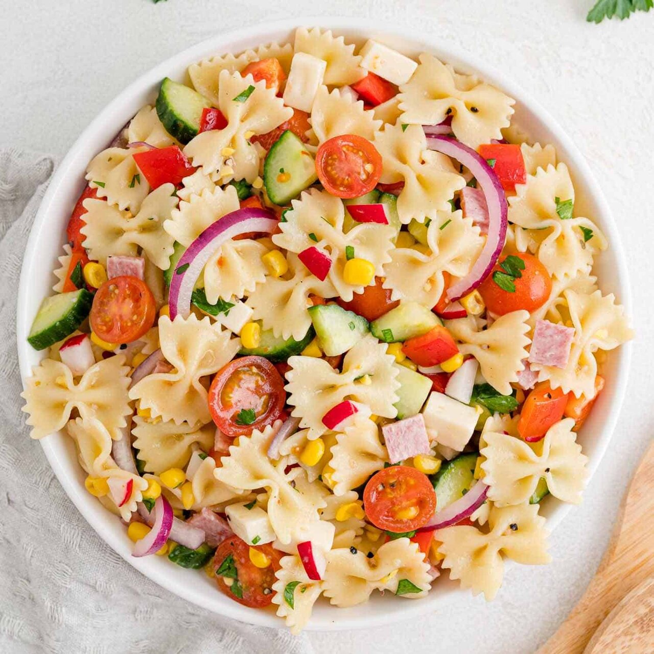 طرز تهیه سالاد ماکارونی با کالباس برای ۴ نفر