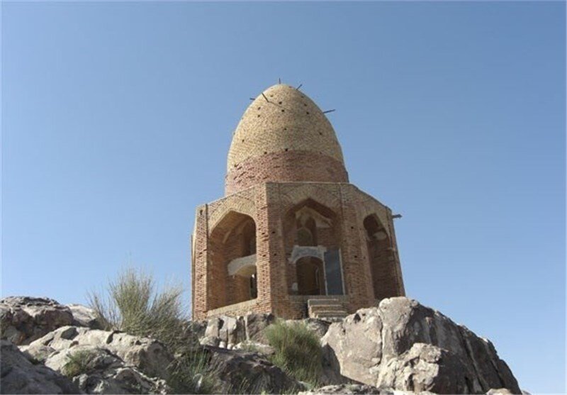 داستان کوه گنبد باز نطنز چیست ؟ + عکس کوه باز نطنز | مقبره‌ باز شکاری محبوب شاه عباس صفوی را ببینید
